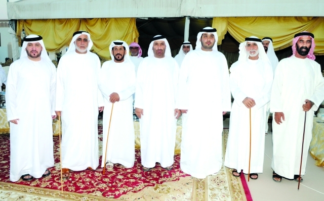 "العريس يتوسط راشد بن محيان وسالم الطنيجي وسعيد عبيد وعدد من الحضور"