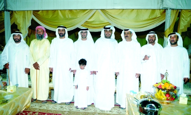 "العريس يتوسط عدداً من أبناء قبيلته"