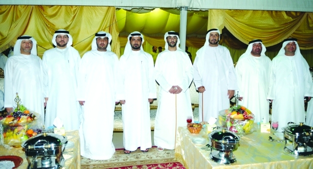 "العريس يتوسط سعيد الحافري وخليفة بن هويدن وسعيد الطنيجي وراشد المداس"