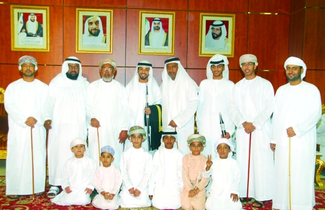 "العريس عيسى المسكري يتوسط جمعاً من الأهل والأصدقاء"