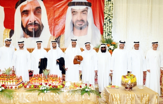 "العرسان الثلاثة وجمع من كبار الحضور"