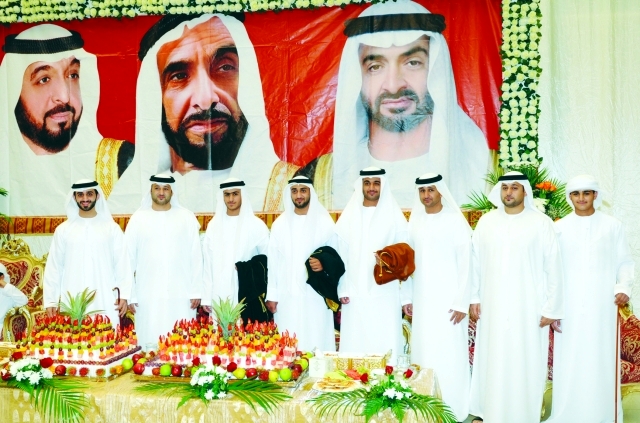 "العرسان محمد علي وحمد سليمان وعلي سليمان في صورة جماعية مع الأهل"
