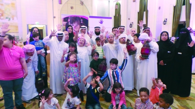 "الحضور يبتهجون خلال الحفل"