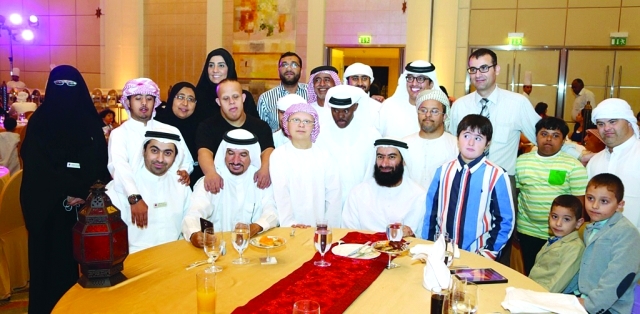 "سعيد حارب وعبد الله الفلاسي وعدد من أعضاء الجمعية"