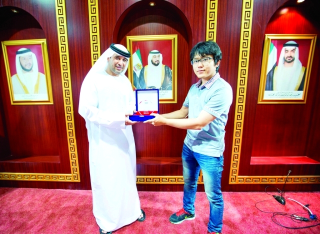 "حميد الحمادي يتبادل الدروع مع مسؤول كوري"