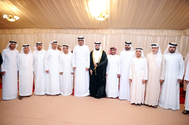 "العريس واحمد بن صقر يتوسطان عددا من الحضور"