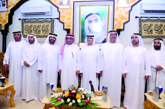 "محمد بن صقر القاسمي وراشد الشحي يتوسطان عدداً من المدعوين"