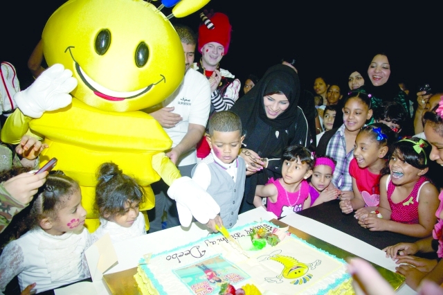 "مدهش يشارك الأطفال أعياد ميلادهم من المصدر"