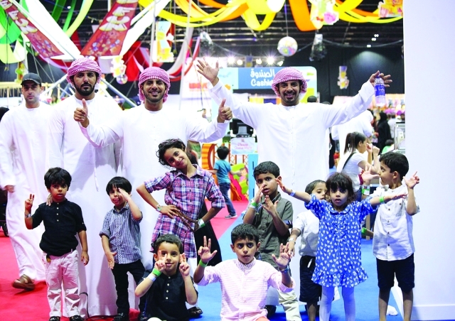 "ملامح السعادة ترتسم على أفراد أسرة إماراتية في عالم مدهش البيان"
