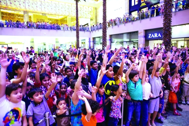 "اقبال حاشد من الاطفال على العرض"
