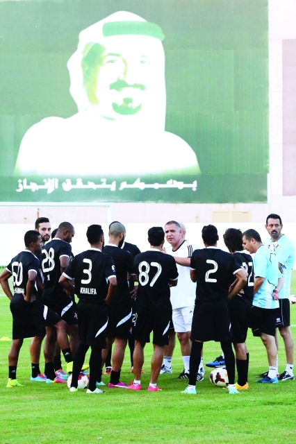 "الجبال يوجه لاعبي عجمان في التمرين\tالبيان"