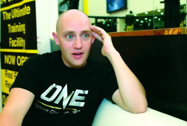 "بلورين ماك مدير العلاقات العامة بمنظمة (ONE FC)"