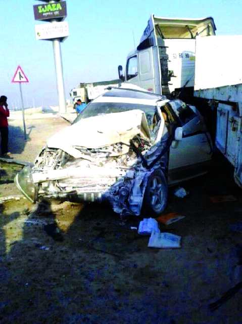 "حادث تحطم سيارة"