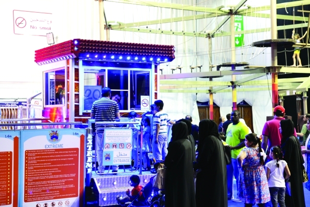 "إقبال الأسر والأطفال على \"عالم مدهش\" البيان"