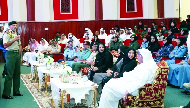 "أحمد بن طحنون متحدثاً خلال المحاضرة \t من المصدر"