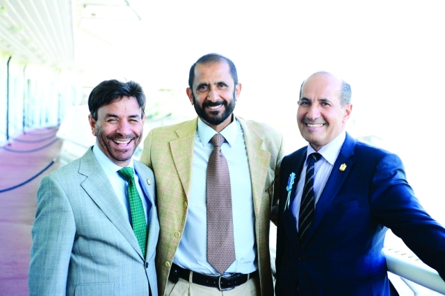 "أحمد بن راشد والمطويعي والأنصاري تصوير ـ مجيد"