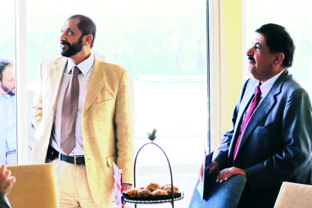 "حمدان وأحمد بن راشد خلال حضورهما السباق"