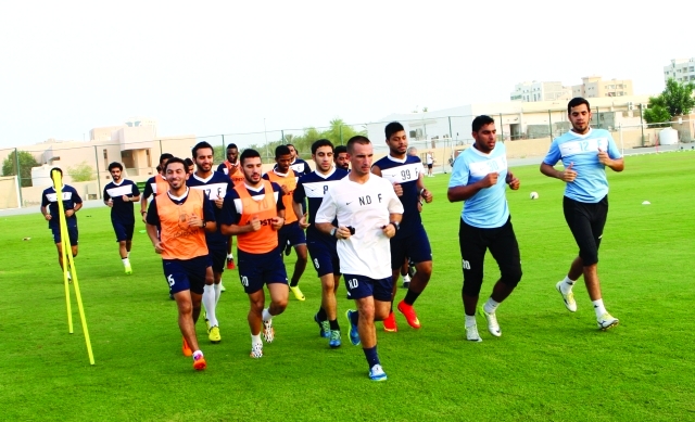 "الفجيرة يحلم بتثبيت أقدامه في دوري الخليج العربي\tتصوير - توفيق ذيب"