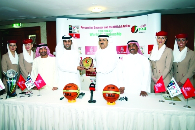 "القرقاوي يسلم درعا لخالد الحداد بمناسبة رعاية طيران الامارات\t البيان"