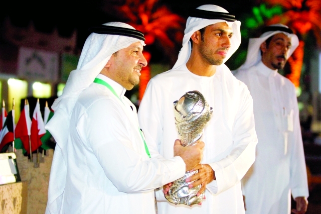 "محمد بن هزام يسلم كأس الخليج لأحمد الخميس مدير «خليجي 22»البيان"