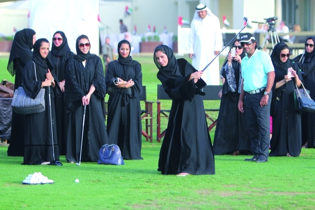 "تدريبات اللاعبات خلال افتتاح برنامج الغولف للسيدات       البيان"
