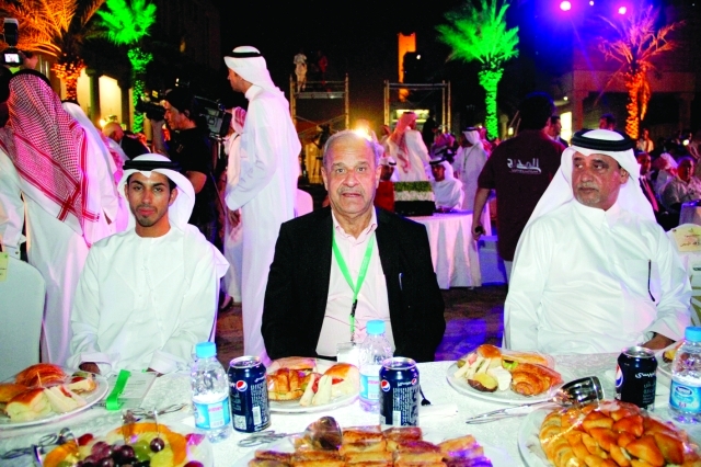 "محمد بن هزام ( يسار) خلال مراسم القرعة"