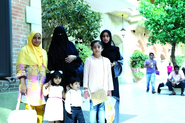 "المواطنة اسما يوسف استمتعت كثيرا بجولتها مع اسرتها في أروقة ميركاتو"