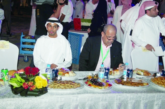 "بن هزام اثناء قرعة خليجي 22"