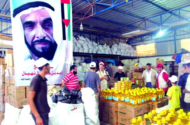 "وصول المساعدات الغذائية إلى الجمعيات الخيرية لتوزيعها على المنكوبين في غزة"