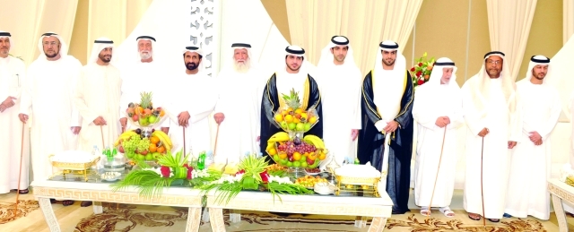 "هزاع بن طحنون وأحمد بن سرور ومسلم بن حم يتوسطون العريسين والأهل"