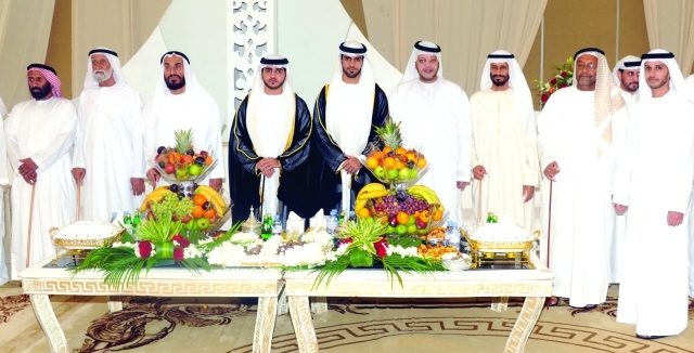 "سعيد بن طحنون والعريسان سلطان ومحمد بن معضد المهيري يتوسطون الأهل والأصدقاء"