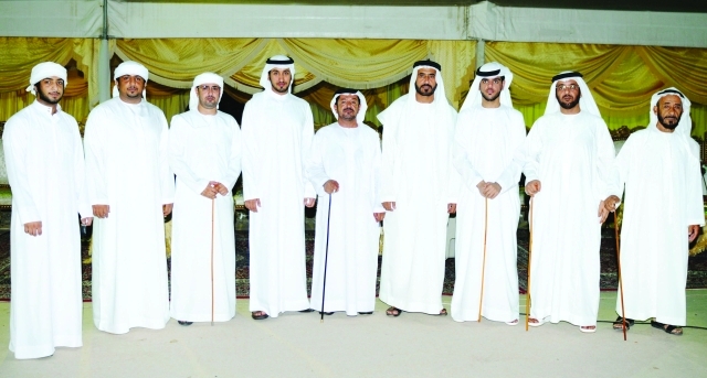 "العريس عبدالله الكتبي ووالده وعدد من كبار الحضور"