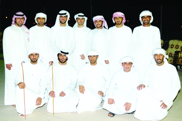 "العريس يتوسط عدداً من الأهل والأصدقاء"