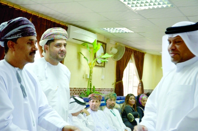 "محافظ ظفار يكرم إبراهيم الحساوي"