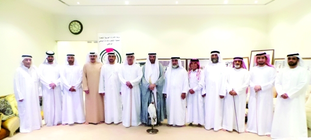 "عبد الله الشحي يتوسط اعضاء الجمعية والمكرمين"