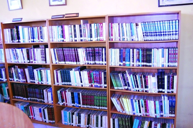 "تتكون المكتبة من عدة فروع تتصدرها الكتب اللغوية والمعاجم والكتب الأدبية"