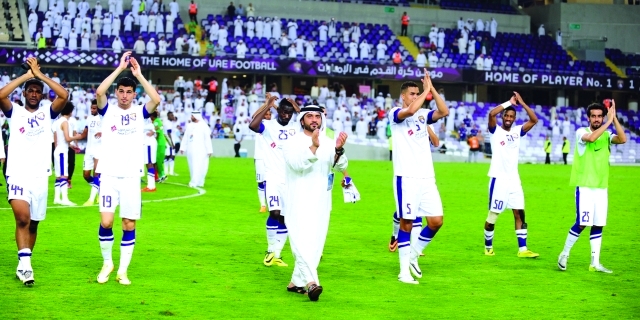 "عبد الله بن محمد آل نهيان مع لاعبي العين يحيّون الجمهور \t البيان"