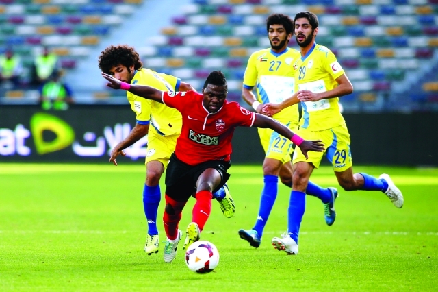 "مباراة كرة القدم في كأس رئيس الدولة الدور قبل النهائي بين نادي الظفرة و النادي الاهلي في استاد مدينة زايد الرياضية بابوظبي . يناير 30 2014 . تصوير مجدي اسكندر"