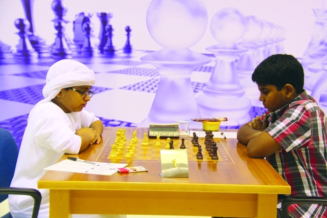 "جانب من مباراة لاعبنا سلطان الزعابي والهندي نيتيش \t البيان"
