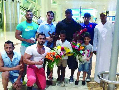 "عيسى عبيد يتلقى الورود من زملائه خلال استقباله\tمن المصدر"