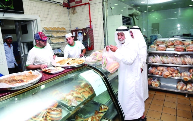 "تشديد على ضرورة الالتزام بالسعر والوزن المحددين تصوير: بابو"
