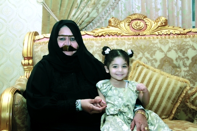 "أم راشد مع حفيدتها \tالبيان"