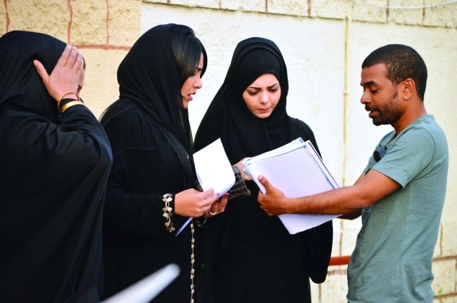 "المخرج عمر إبراهيم يوجه الممثلين في مسلسل «دكة الفريج»"