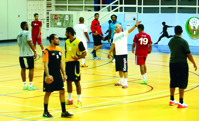 "جانب من تدريبات منتخب اليد استعداداً لدورة الآسياد\tتصوير: محمود الخطيب"