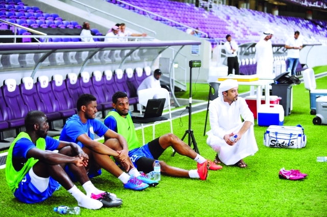 "علي الوهيبي يساند زملاءه في الملعبالبيان"
