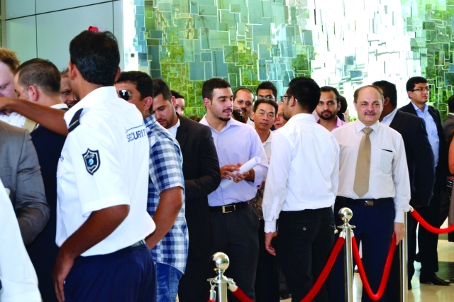 "طوابير المستثمرين عشية فتح باب الاستثمار في المشروع أمس"