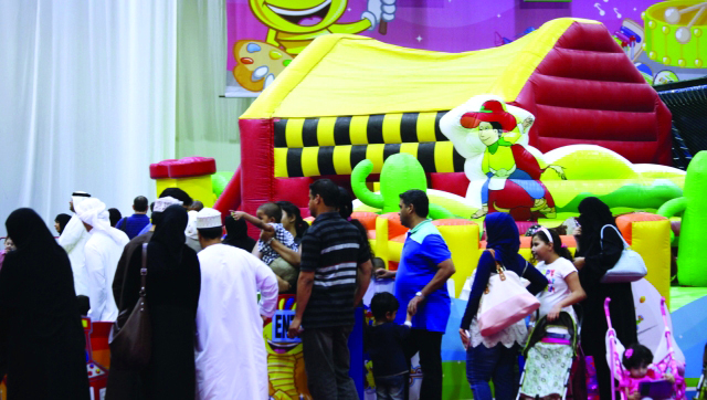 "الكبار والصغار يتدفقون على مدهش للمشاركةالبيان"