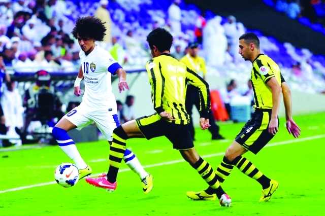 "عمر عبدالرحمن يمر من دفاعات الاتحاد\tالبيان"