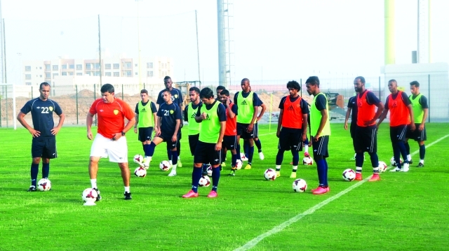 "لاعبو فريق الوصل خلال تدريباتهم \t البيان"