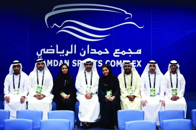 "راشد أميري يتوسط أعضاء فريق برنامج حمدان بن محمد\tالبيان"